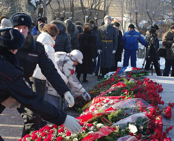 Родинцы возложили цветы на Мамаевом Кургане
