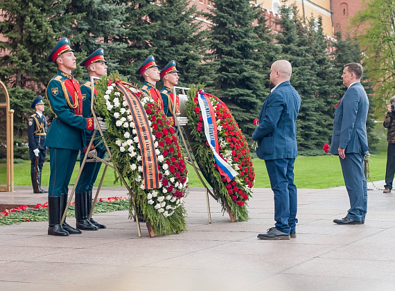 Представители "РОДИНЫ" возложили венки и цветы к могиле Неизвестного солдата, 06.05.2016