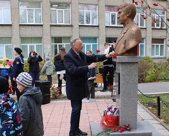 Леонид Рыбин повязал галстуки на церемонии посвящения первоклассников в "Юные амосовцы"