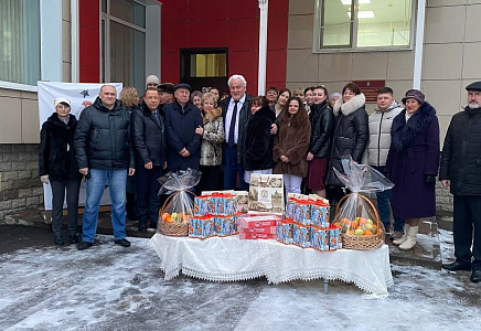 Сергей Мягких с коллегами-депутатами поздравили детей и сотрудников Дома ребенка с наступающим Новым годом