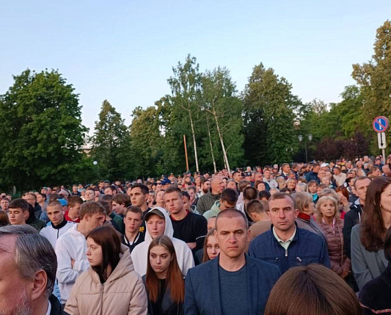 Сергей Мягких вместе с членами тамбовского реготделения "РОДИНЫ" и жителями Тамбова принял участие в акции "Свеча памяти"