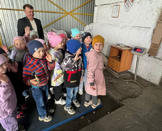 Виталий Прохоров провел экскурсию для школьников по предприятию, занимающемуся раздельным сбором и сортировкой отходов
