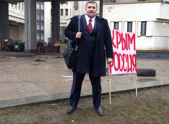 Алексей Журавлёв и Алексей Рылеев у захваченного парламента Крыма, 27 февраля 2014 г.