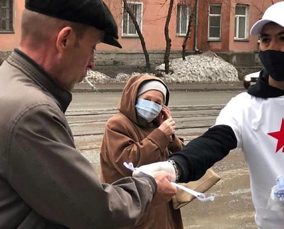 Волонтеры новосибирской "РОДИНЫ" продолжают раздавать маски на остановках