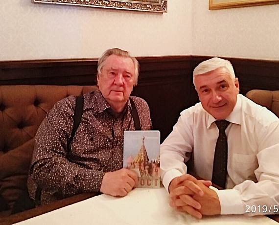 Радинович вручил Проханову его книгу "Гость", переведенную на сербский язык