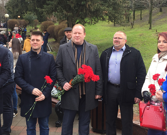 Глава общественной приемной "РОДИНЫ" в Сочи Андрей Назаров с соратниками почтити память защитников Отечества