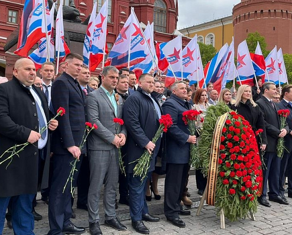 Соратники партии "РОДИНА" возложили венки и цветы к Могиле Неизвестного Солдата
