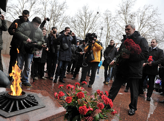 Алексей Журавлёв в Севастополе, возложение цветов и посещение Владимирского собора, 26 февраля 2014 г.
