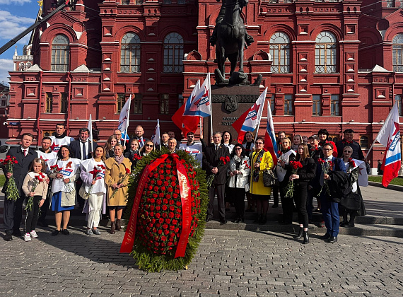 Соратники партии "РОДИНА" возложили венки и цветы к Могиле Неизвестного Солдата, 06.05.2022