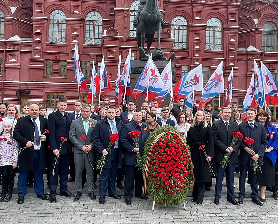 Соратники партии "РОДИНА" возложили венки и цветы к Могиле Неизвестного Солдата