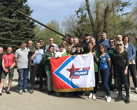 Самарские партийцы навели порядок в парке Победы