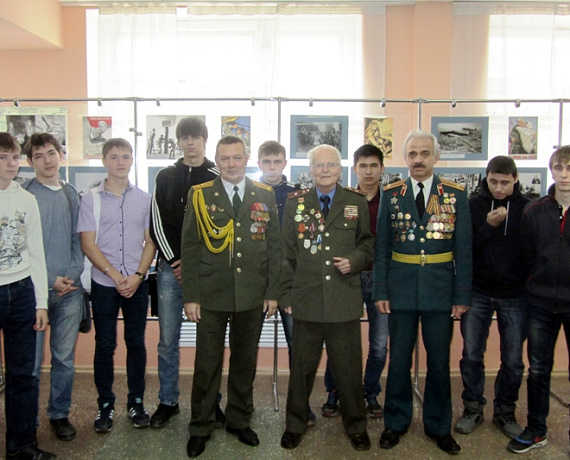 Челябинские партийцы организовали встречу студентов с ветеранами