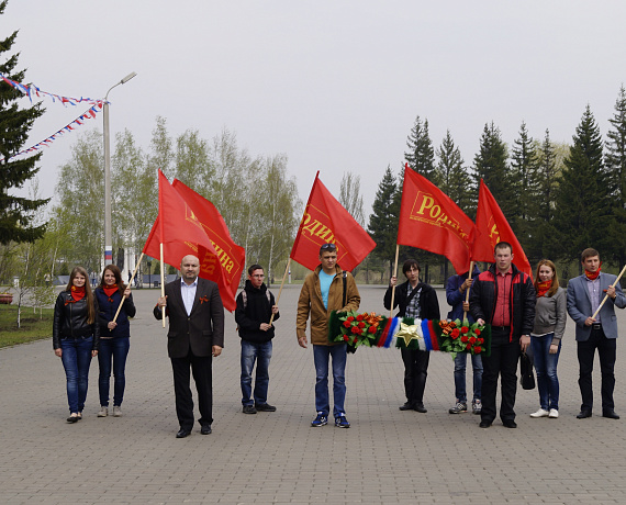Омские родинцы возложили гирлянду к памятнику Солдата-Победителя