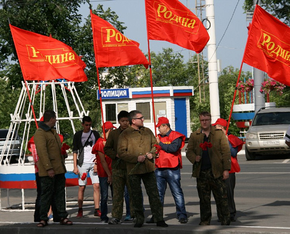 Социал-патриоты возложили цветы к Вечному огню в Оренбурге