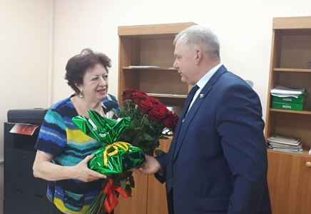 ЛИДЕР ТУЛЬСКОЙ "РОДИНЫ" ПОЗДРАВИЛ С ДНЕМ РУССКОГО ЯЗЫКА ЗАСЛУЖЕННОГО УЧИТЕЛЯ РФ