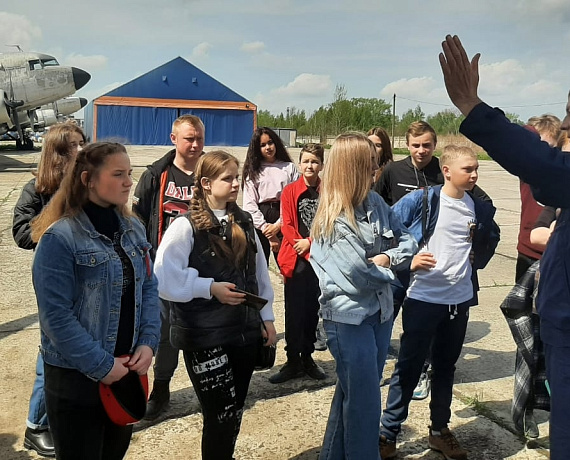 Калужская "РОДИНА" организовала экскурсию по аэродрому для школьников 6-8 классов