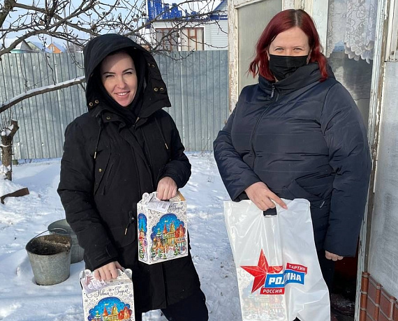 Команда Журавлева продолжает вручать новогодние подарки детям в Тамбовской области