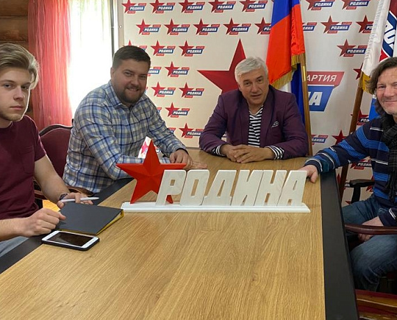 Легенда воронежского футбола Геннадий Семин посетил штаб партии "РОДИНА"