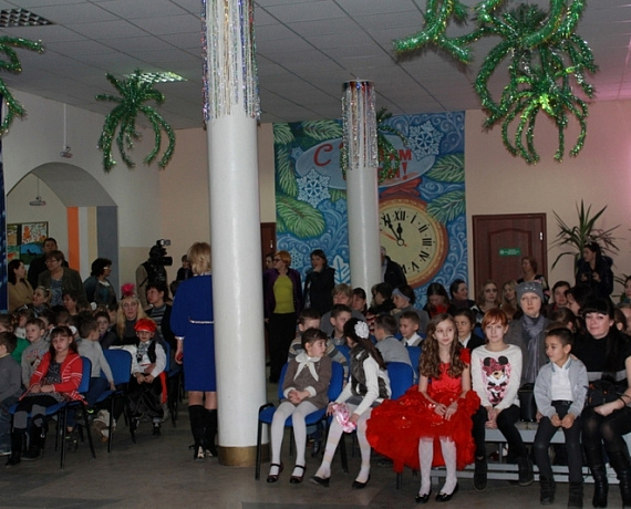 Патриоты Новочеркасска поздравили детей-беженцев с Донбасса