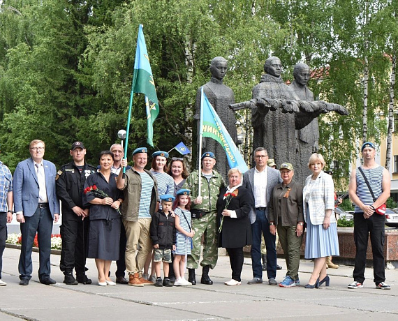 Елена Иванова возложила цветы к памятнику воинам-интернационалистам