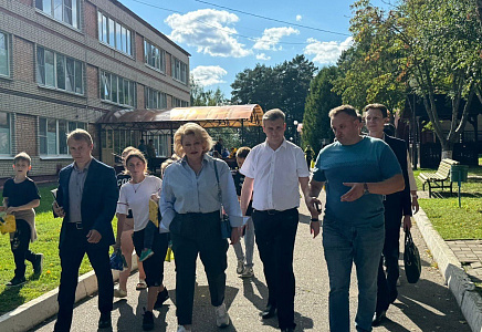 Соратники встретились с пострадавшими от нападения Украины на Курскую область