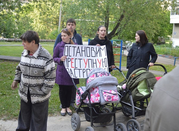 Жильцы встали на защиту сквера в Челябинске