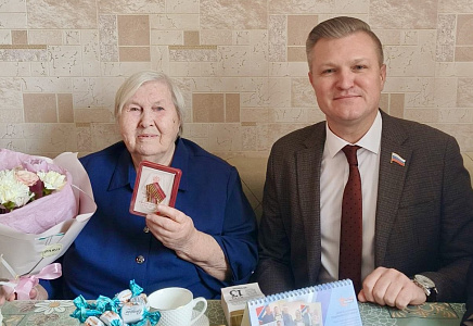 ВЛАДИМИР СУХАРЕВ ВРУЧИЛ ТРУЖЕНИКАМ ТЫЛА МЕДАЛИ «80 ЛЕТ ПОБЕДЫ В ВЕЛИКОЙ ОТЕЧЕСТВЕННОЙ ВОЙНЕ 1941-1945 ГОДОВ»