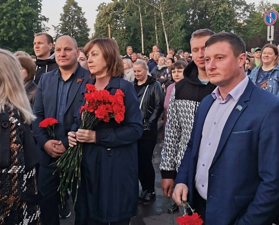 Сергей Мягких вместе с членами тамбовского реготделения "РОДИНЫ" и жителями Тамбова принял участие в акции "Свеча памяти"