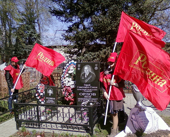 Тамбовские активисты партии провели уборку на могилах героев Великой Войны