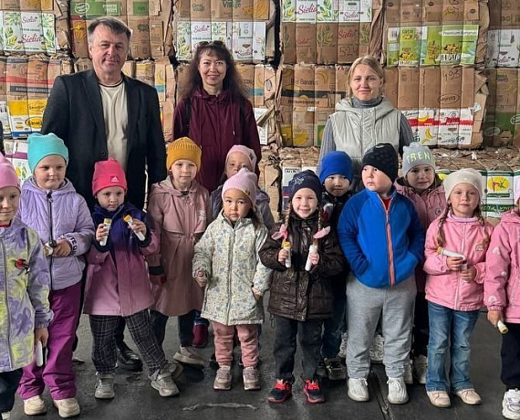 Виталий Прохоров провел экскурсию для школьников по предприятию, занимающемуся раздельным сбором и сортировкой отходов