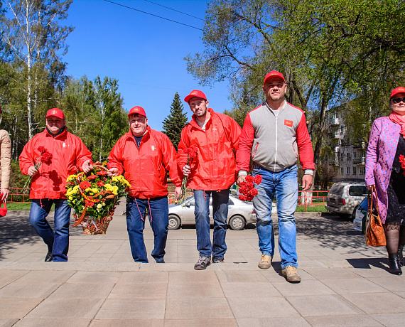 Кемеровская "РОДИНА" возложила цветы к Вечному огню (фото)