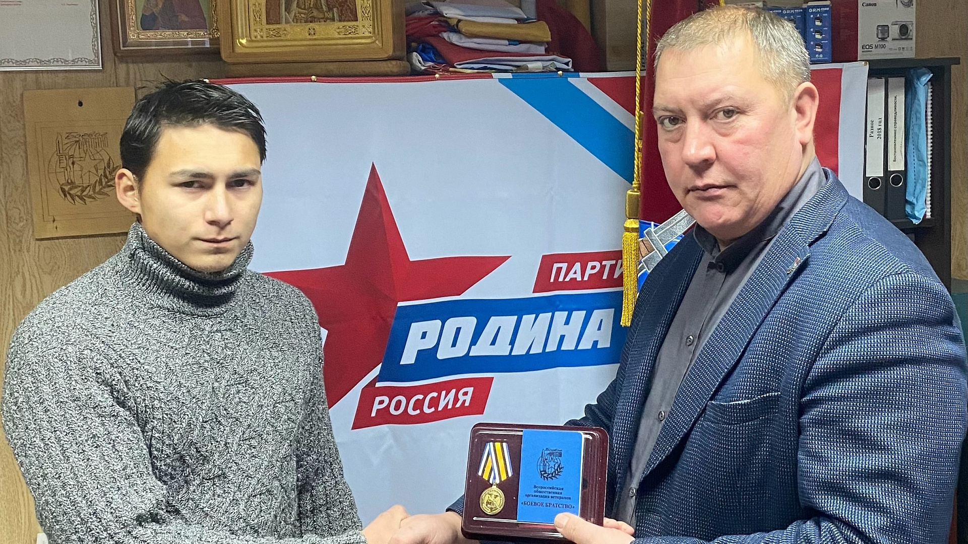 Андрей Ружников вручил медаль "За участие в спецоперации" мужественному земляку-артиллеристу