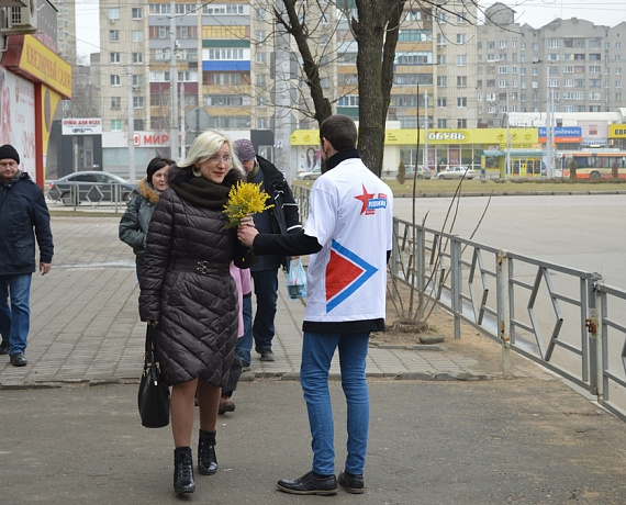 Активисты партии поздравили женщин на улицах Липецка