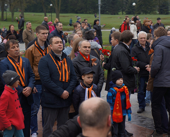 9 мая питерская "РОДИНА" возложила венки и цветы на Пискарёвском кладбище