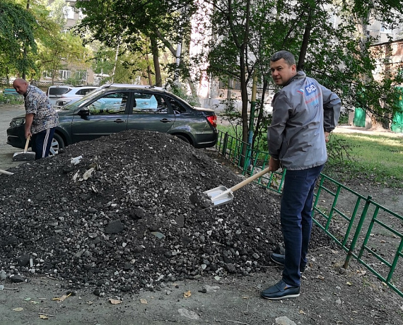 Валерий Барсук принял участие в благоустройстве парковочных зон во дворах Самары