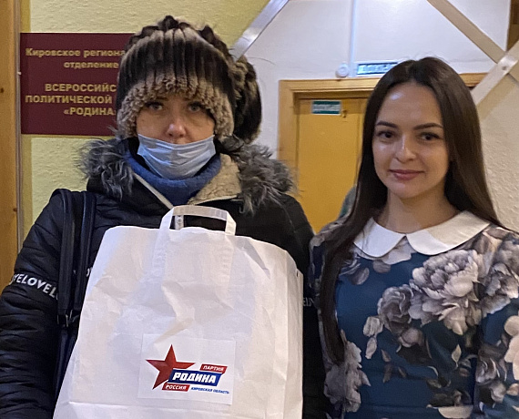 Депутат Кировской "РОДИНЫ" совмещает новогодние поздравления с депутатской деятельностью