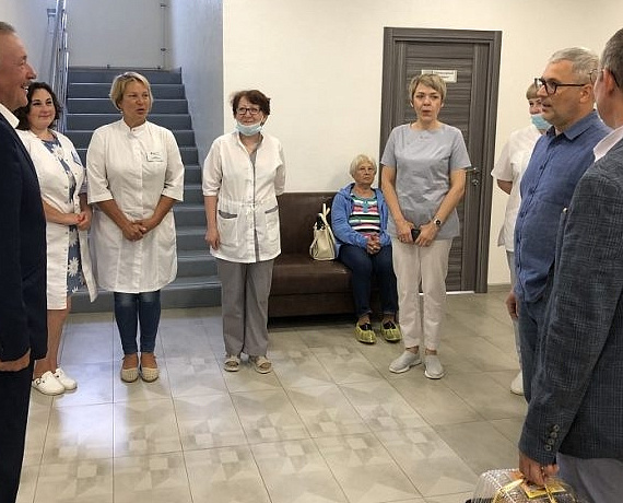 Новосибирские депутаты-родинцы поздравили врачей с Днем медицинского работника