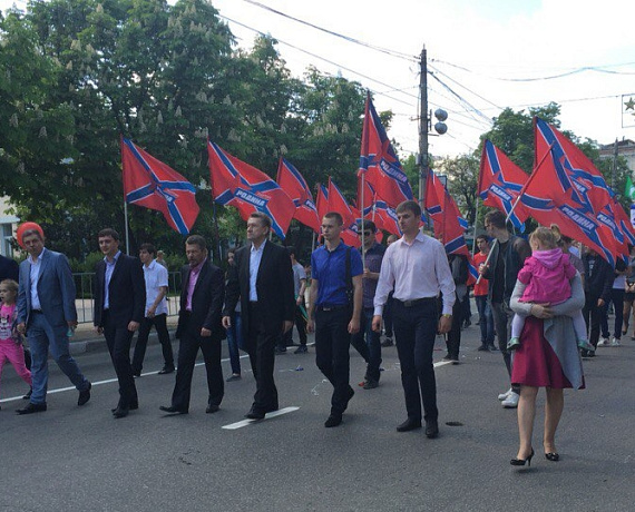 Крымские партийцы вышли на первомайскую демонстрацию в Керчи и в Севастополе   