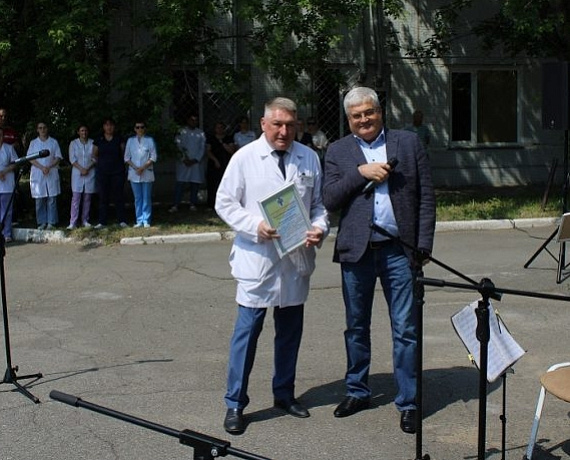 Вячеслав Илюхин и Леонид Рыбин поздравили медиков с профессиональным праздником
