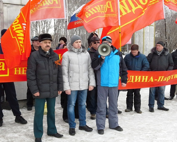 Партийцы Челябинска провели праздничный митинг в Саду Победы