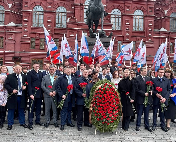Соратники партии "РОДИНА" возложили венки и цветы к Могиле Неизвестного Солдата