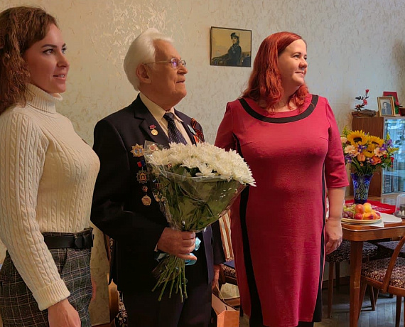 Сотрудники приемной Журавлева в Тамбовской области поздравили ветерана с 95-летием