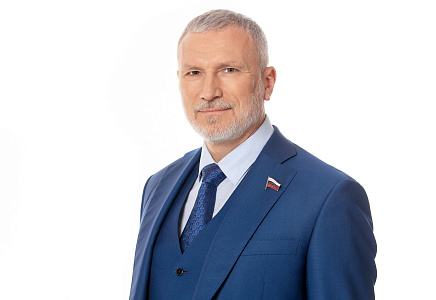 Журавлев в "РГ": Бизнес-блогеров нужно лицензировать и заставлять работать по закону
