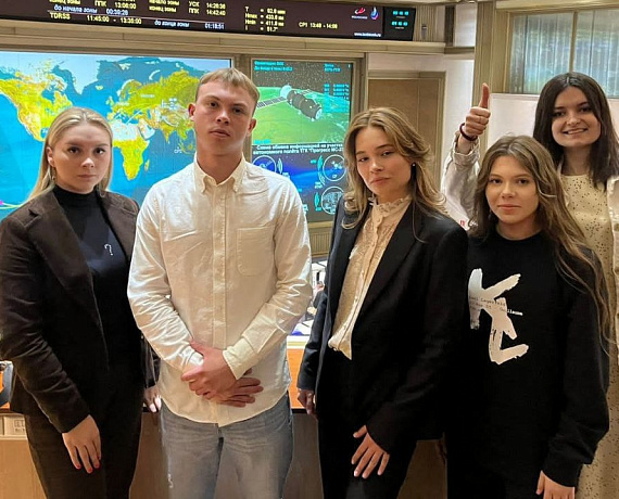 Молодежка "РОДИНЫ" посетила Центр управления полетами "Роскосмоса"
