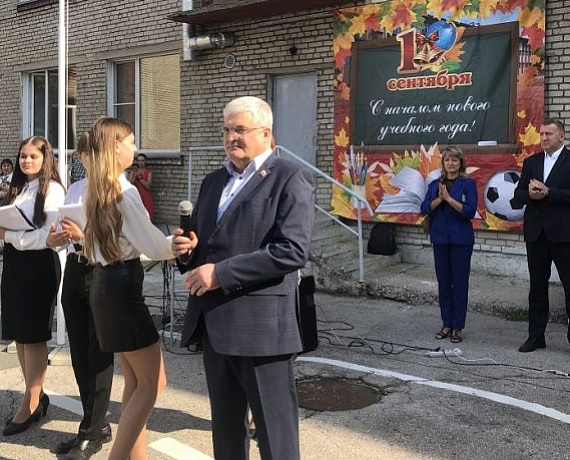 Ученические принадлежности от Виктора Илюхина получили 1090 первоклассников десяти школ Новосибирска