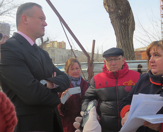 Наталья Латышевская с активистами выступили против вырубки в Волгограде