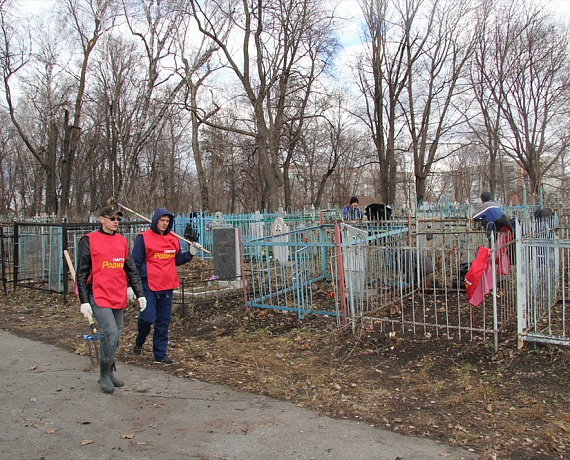 Ульяновские соратники провели уборку могил бойцов Второй мировой войны