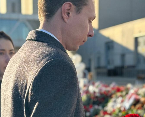 Соратники партии "РОДИНА" возложили цветы в память о жертвах теракта в "Крокусе"