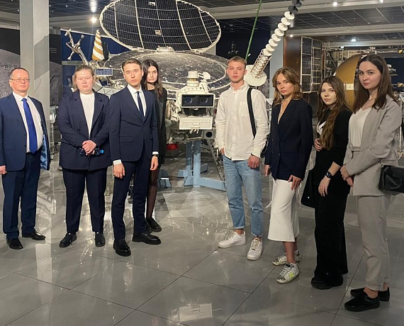 Молодежка "РОДИНЫ" посетила Центр управления полетами "Роскосмоса"