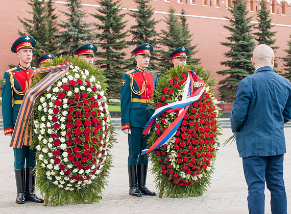 Представители "РОДИНЫ" возложили венки и цветы к могиле Неизвестного солдата, 06.05.2016